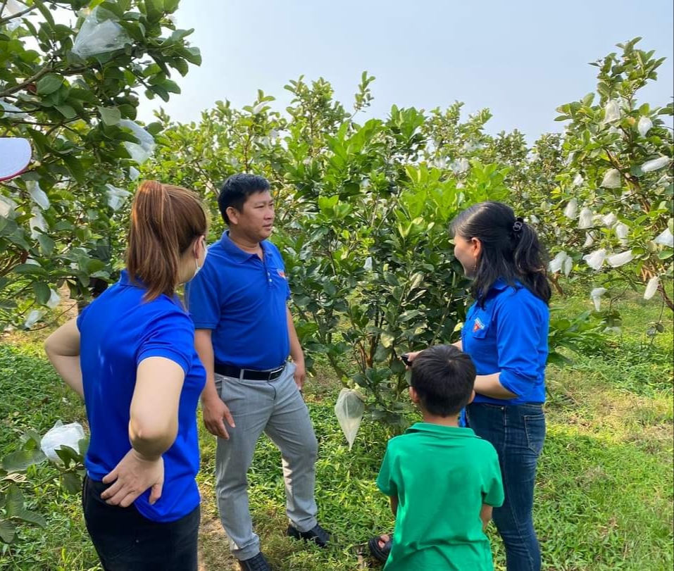 Đoàn xã Cư Mlan kiểm tra việc sử dụng nguồn vốn NHCSXH trong phát triển kinh tế của thanh niên trên địa bàn xã